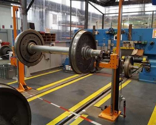 hydraulic cylinder lifting train bearings